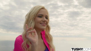 Белокурая стриптизерша Novella Night охотно отдается в анал после танцев